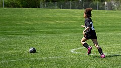 Mädchen spielt Fussball