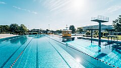 Ein Schwimmbecken