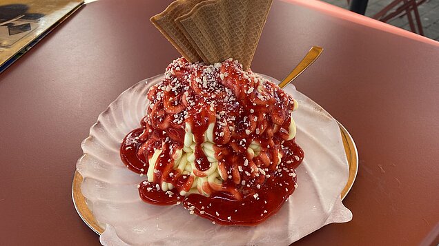 Spaghettieis auf einem Tisch