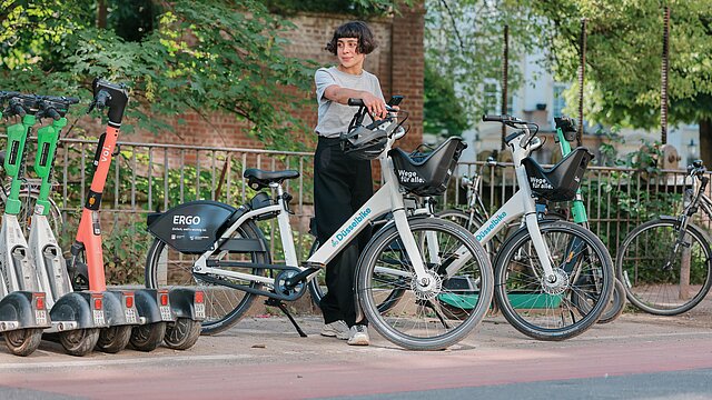 Frau mit einem Düsselbike