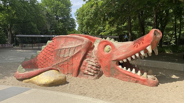 Ein Drachen auf dem Wasserspielplatz im Volksgarten