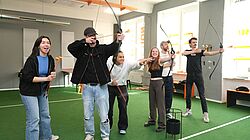 Menschen spielen zusammen