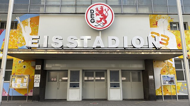 Der Eingang der Eishalle Brehmstraße mit DEG Logo.