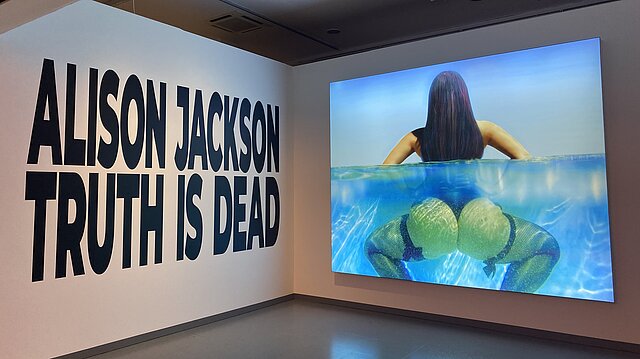 Der Eingang zur Ausstellung Truth is dead von Alison Jackson.