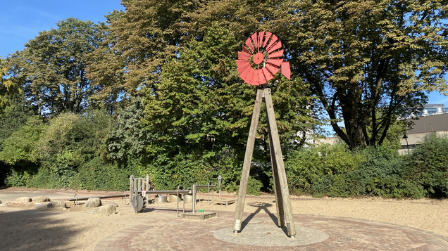 Die Wassermatschanlage mit Windrad im Vordergrund