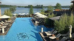 Foto: Vabali Spa Der Außenpool vom Vabali Spa mit Blick auf den Elbsee.