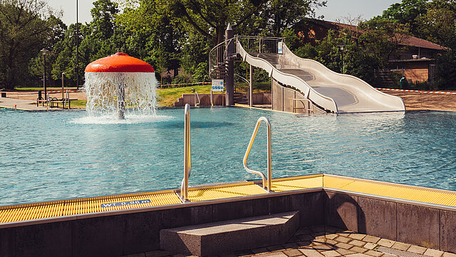 Ein Becken mit Rutsche 