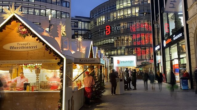 Blick auf den Märchenmarkt mit dem Breuninger Kaufhaus im Hintergrund.