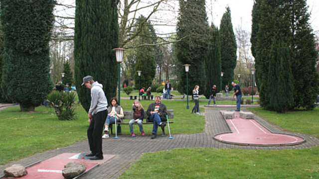 Menschen beim Minigolfen