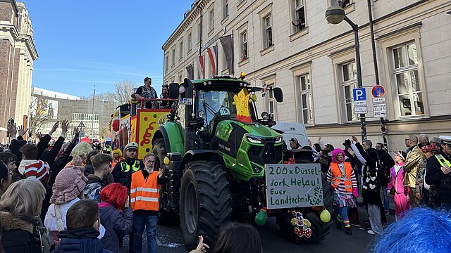 Ein Karnevalswagen beim Rosenmontagszug