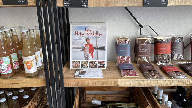 Das Backbuch und Schokolade im Regal