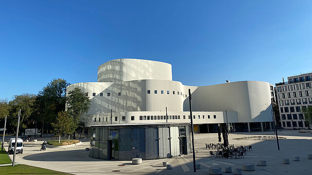Das Schauspielhaus von vorne vor einem blauen Himmel.