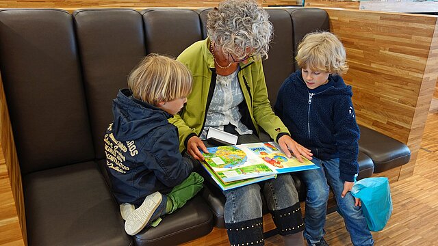 Oma liest zwei Kindern vor
