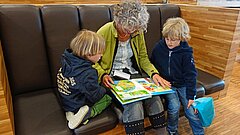 Oma liest zwei Kindern vor