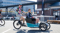 Zwei Menschen im Lastenrad