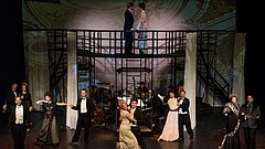 Das Musical-Ensemble bei einer Tanzszene auf der Bühne.