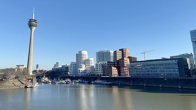 Die Gehry-Bauten neben dem Rheinturm 