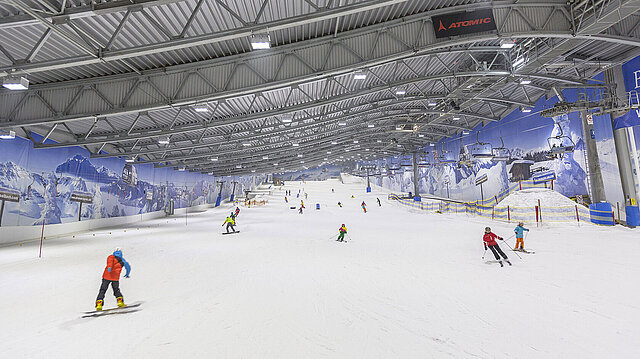 Menschen auf der Piste in der Skihalle in Neuss