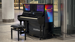 Das Stadtklavier in einer U-Bahn-Station