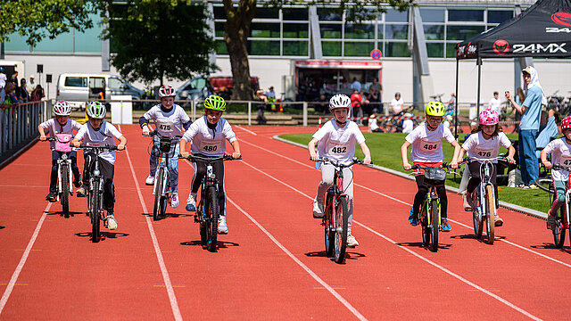 Kinder fahren Fahrrad