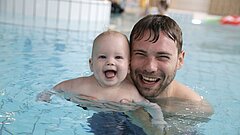Vater und Baby im Wasser