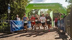 Läufer laufen durchs Ziel