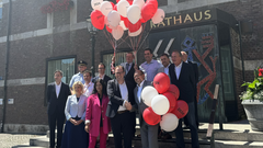 Menschen posieren mit Luftballons