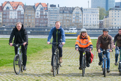 Menschen fahren Fahrrad