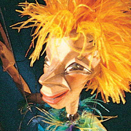 Eine Marionettenpuppe mit roten Haaren.